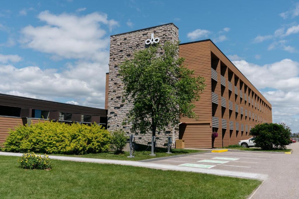 a building with an audi sign on the side of it at Hôtels Gouverneur Sept-Îles in Sept-Îles