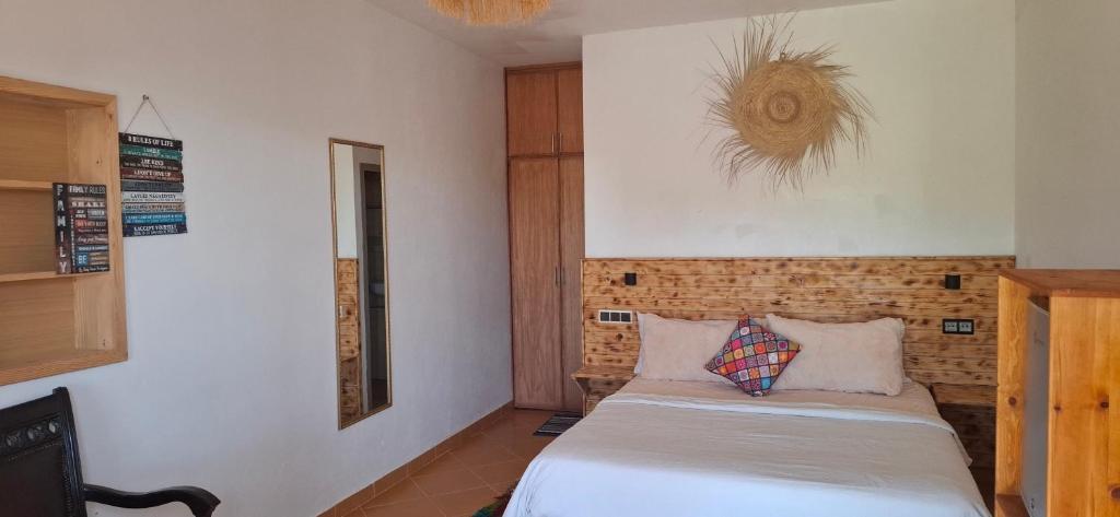 ein Schlafzimmer mit einem Bett in einem Zimmer in der Unterkunft Darna1 in Asilah