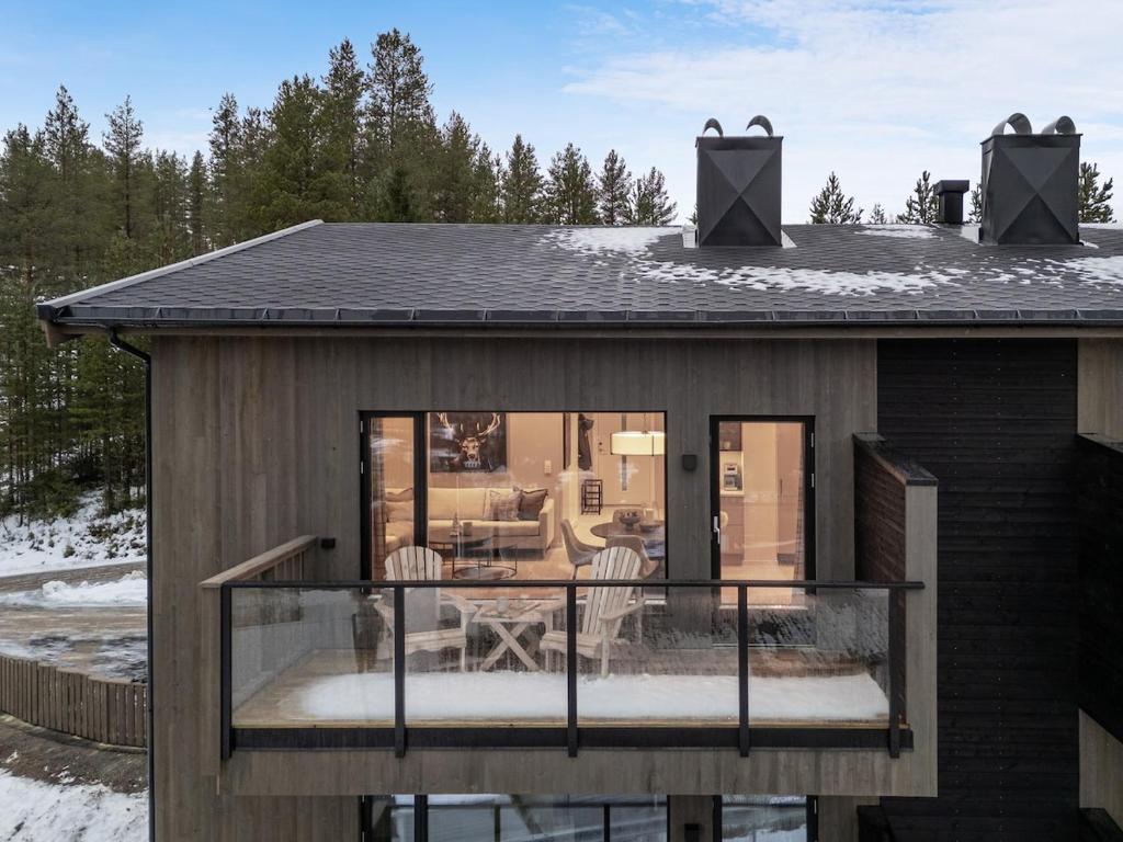 a house with a screened in porch in the snow at Motoppen, Høgeggvegen 4B in Trysil