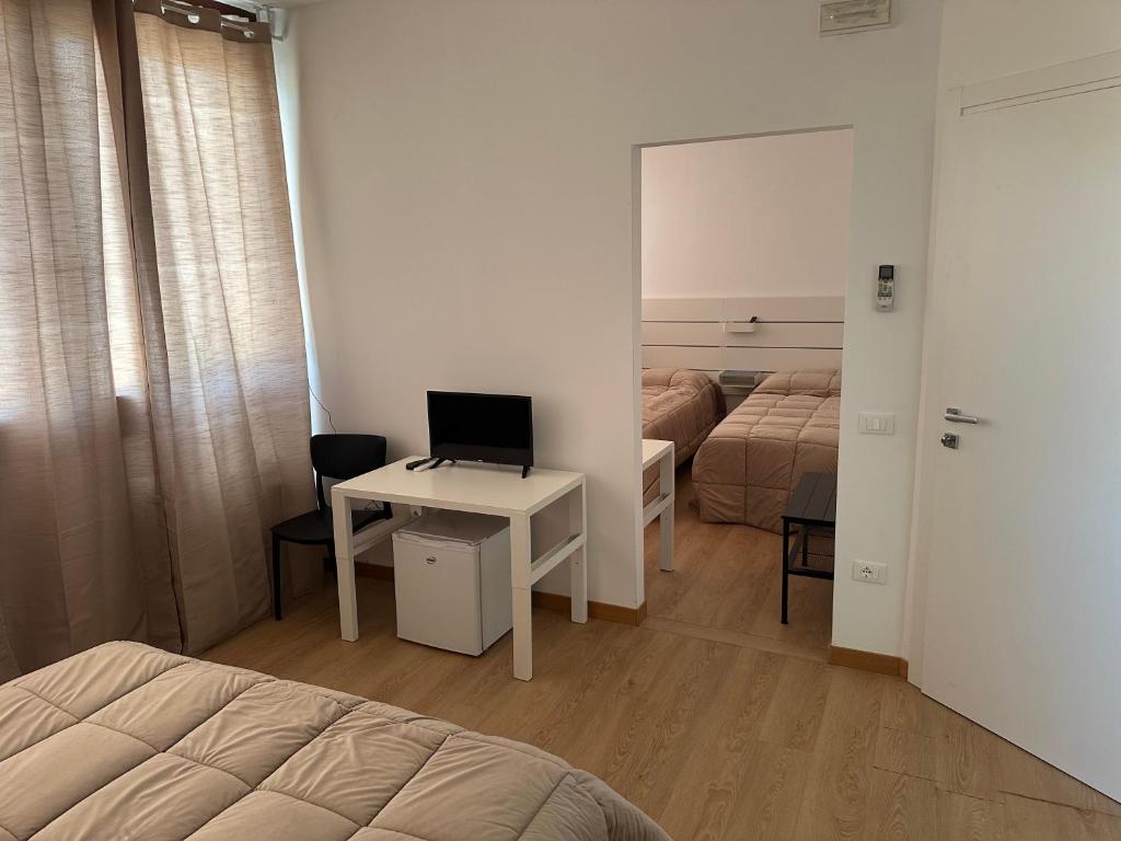 a bedroom with a bed and a desk with a computer at Hotel 31 in Limena