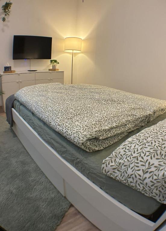 a bed in a room with at Apartment am Bahnhof mit Self-Check-in in Coburg