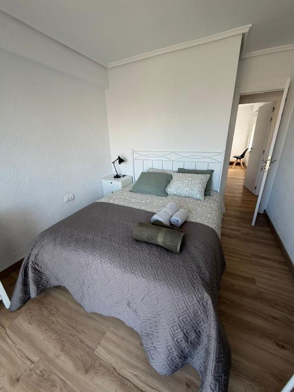 a bedroom with a large bed with two pillows at Piso 3 habitaciones 2 baños Auditorio Manises Valencia in Manises