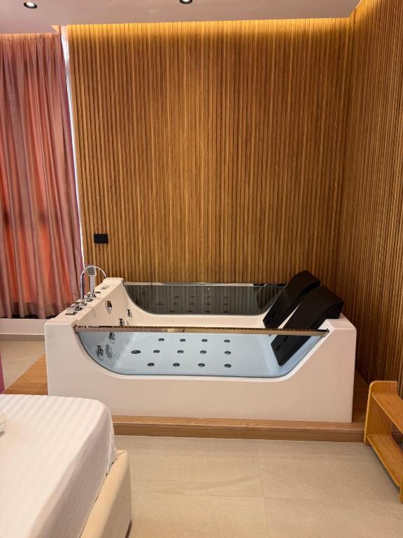 a bathroom with a bath tub in a room at Hotel Kloi - Rooms & Jacuzzi Vlore in Vlorë