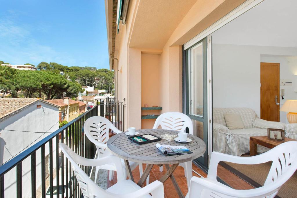 a balcony with a table and chairs and a couch at 1Sarri - Llafranc in Llafranc