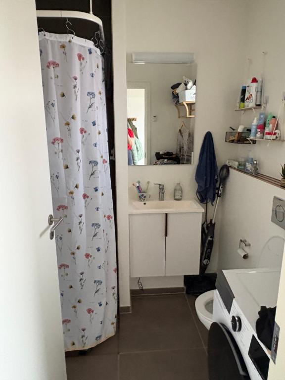 a bathroom with a shower curtain and a sink at Rolig base under smukfest in Skanderborg