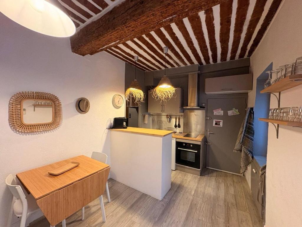 a kitchen with a table and a counter top at Cassis et ses trésors in Cassis