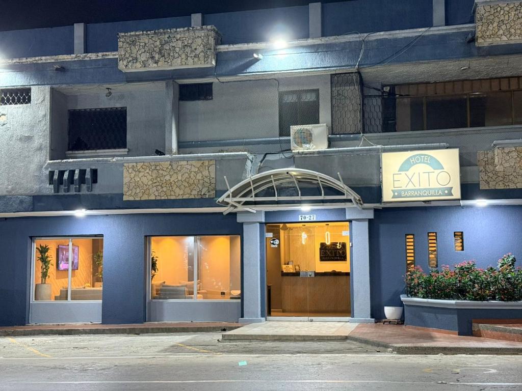 a building with an entrance to an institution at night at Hotel Exito Barranquilla in Barranquilla