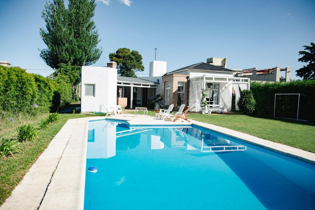 a swimming pool in the backyard of a house at AMADO-Un sueño in Junín