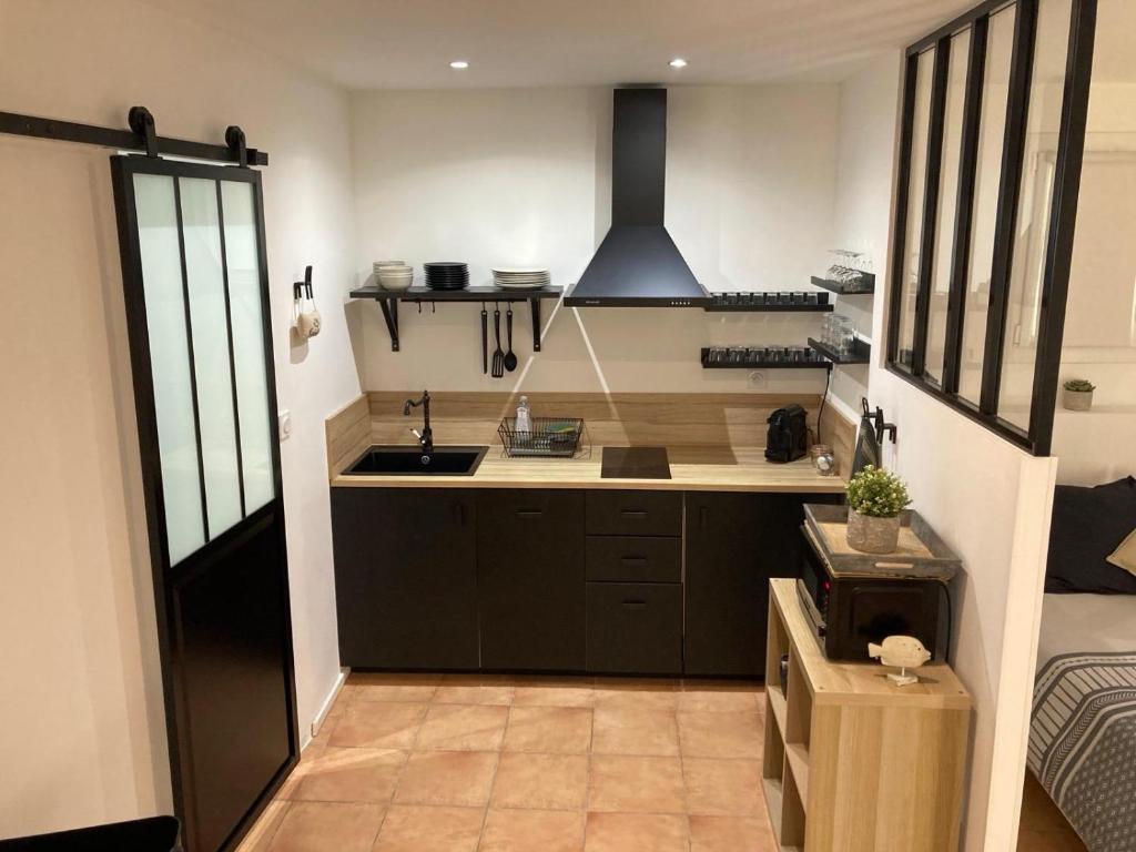 a kitchen with a sink and a stove at Cassis et ses merveilleuses Calanques in Cassis