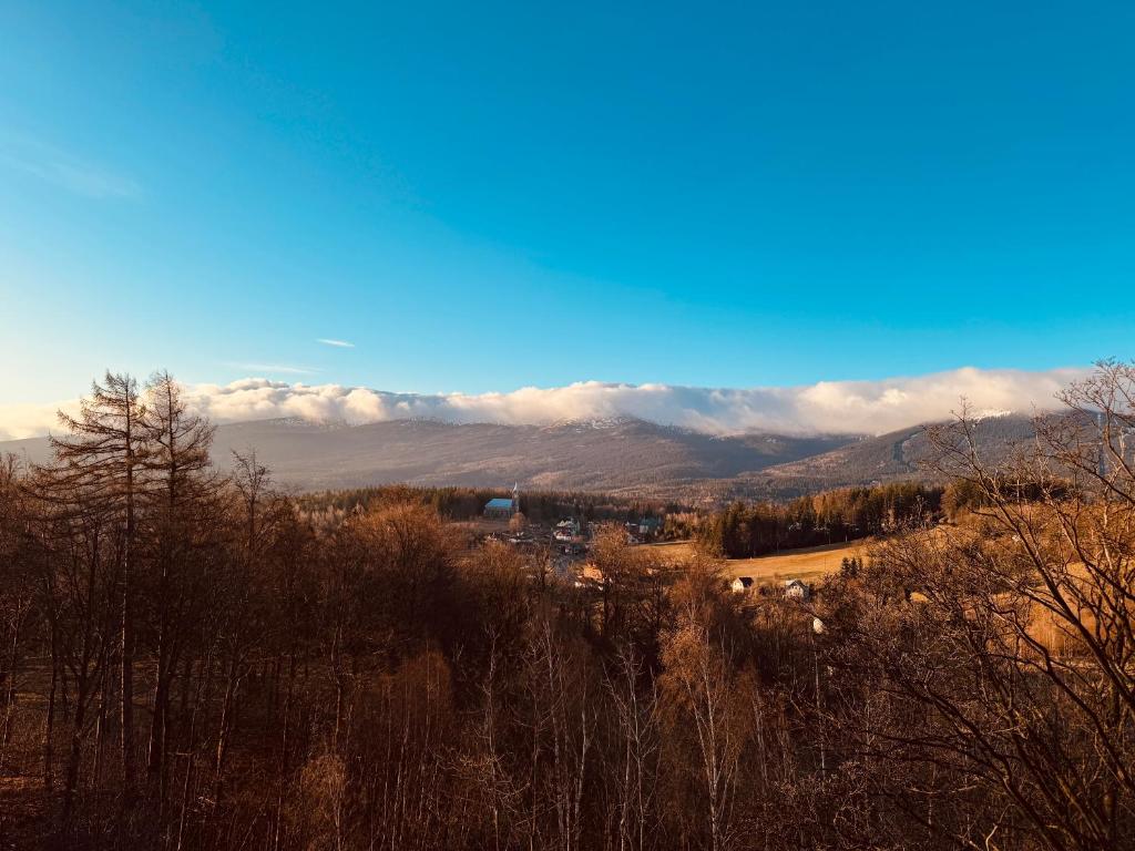 a view of a mountain range with clouds in the sky at Górski Błękit in Szklarska Poręba