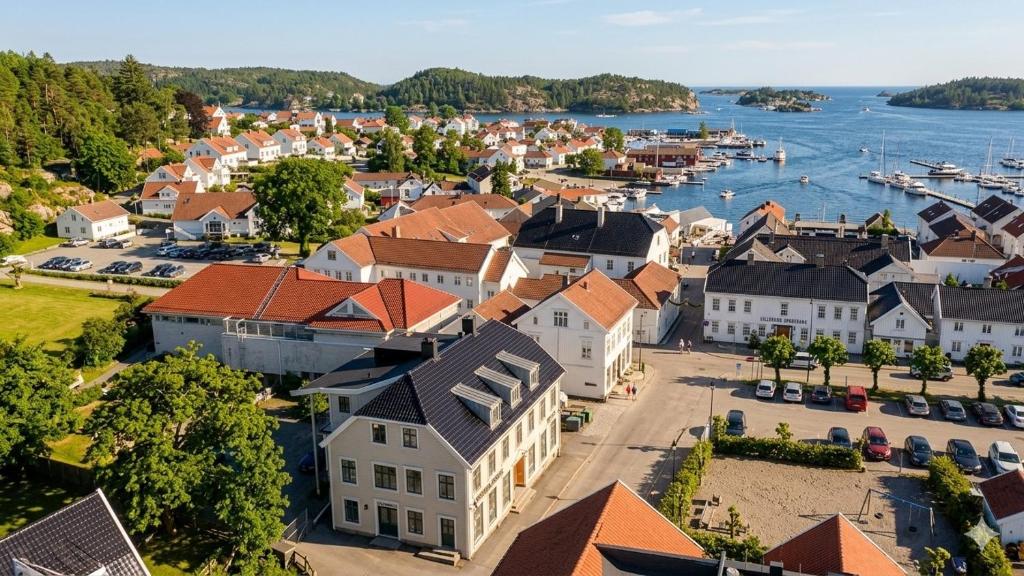 Luftaufnahme einer Stadt mit Hafen in der Unterkunft Bakerigården in Lillesand