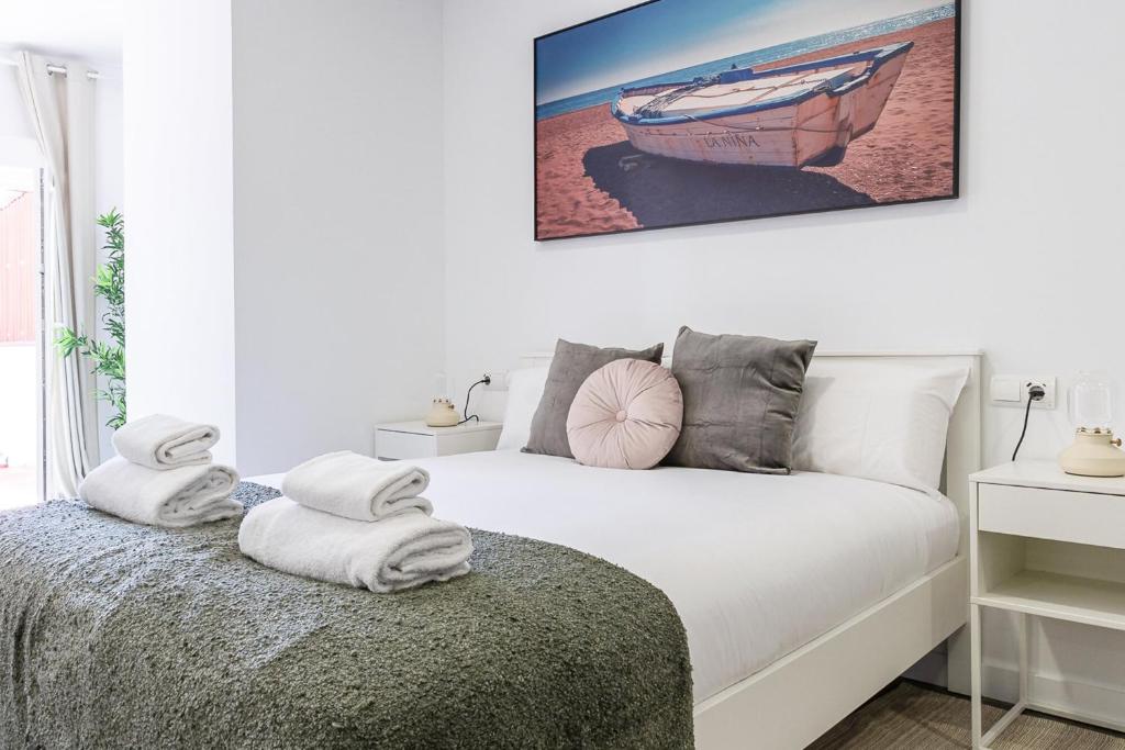a bedroom with a bed with towels on it at AG Apartamentos BoiroBello 2 in Boiro