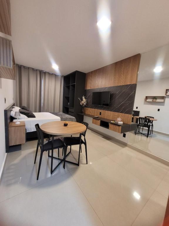 a room with a bed and a table and chairs at Modern Studio 102 proximo Anashoping in Anápolis