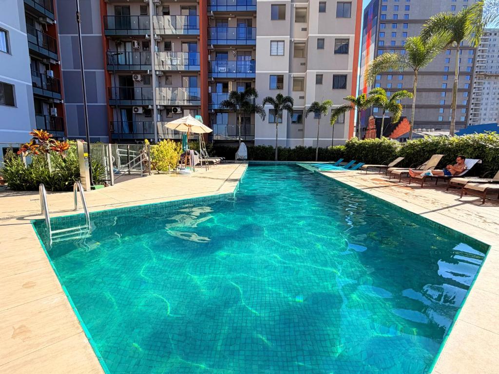 a swimming pool in the middle of a building at Conforto e Localização perfeita Centro RJ 20 min Copacabana e Piscina in Rio de Janeiro