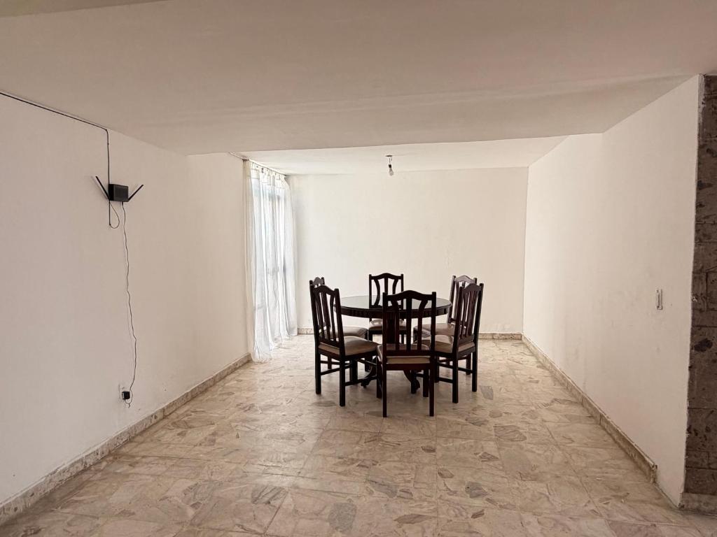 a dining room with a table and chairs at Casa a 5 min del perímetro ferial in Aguascalientes