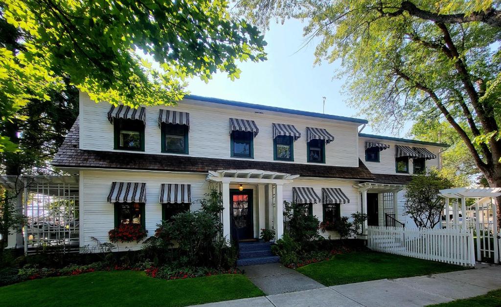 Garden Wall Inn - Housity