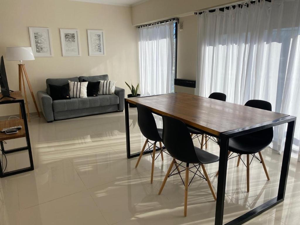 Alberti 854- departamento céntrico con cochera y balcón