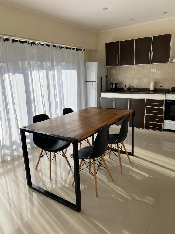 Alberti 854- departamento céntrico con cochera y balcón