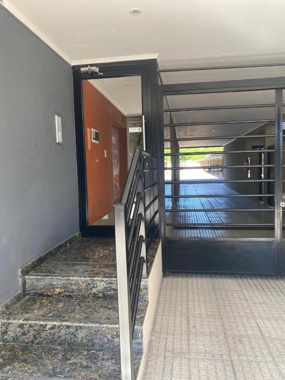 Alberti 854- departamento céntrico con cochera y balcón