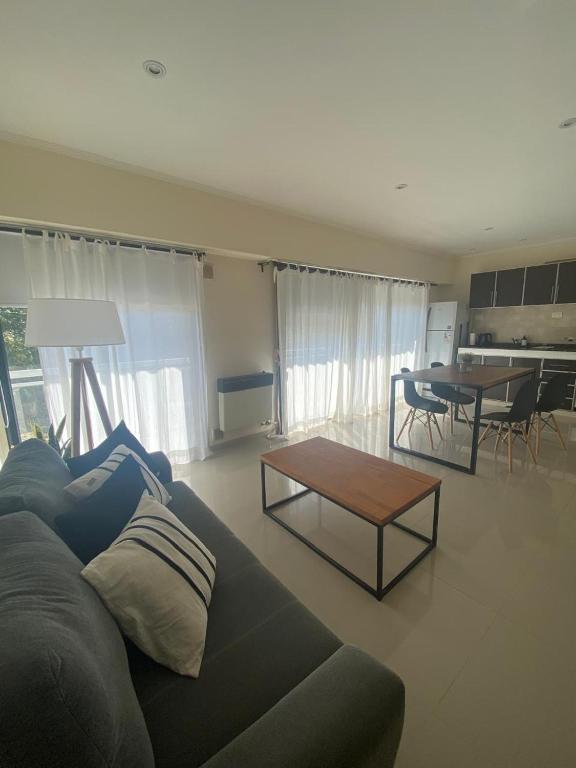 Alberti 854- departamento céntrico con cochera y balcón