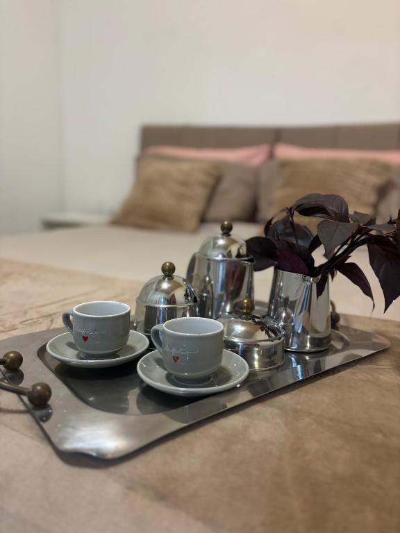 a tray with two cups and plates on a table at Casa natureza Paraty I in Paraty