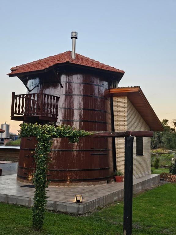 a small building with a cross on top of it at Pousada Botte di Vino in Garibaldi