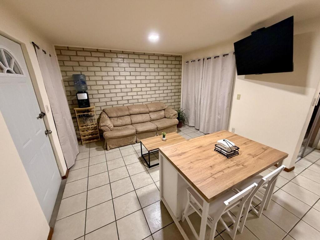 a living room with a table and a couch at Hermosa casa en Jiutepec in Jiutepec