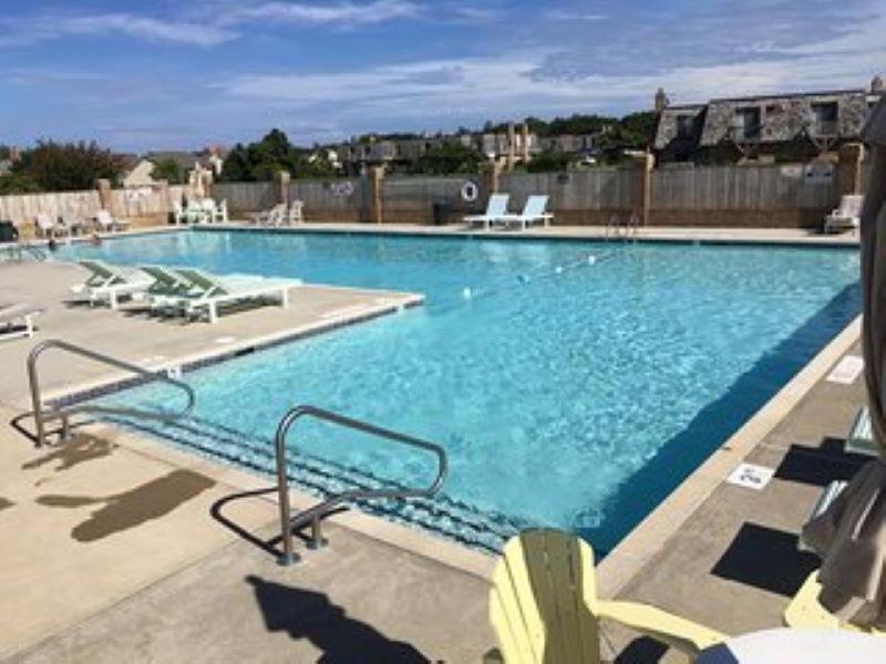ein großes Schwimmbecken mit blauem Wasser in einem Gebäude in der Unterkunft Outer Banks in Kitty Hawk