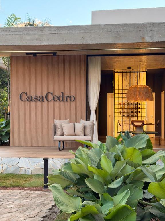 a lobby of a casa octoria resort with a couch at Casa Cedro II in Espera Feliz