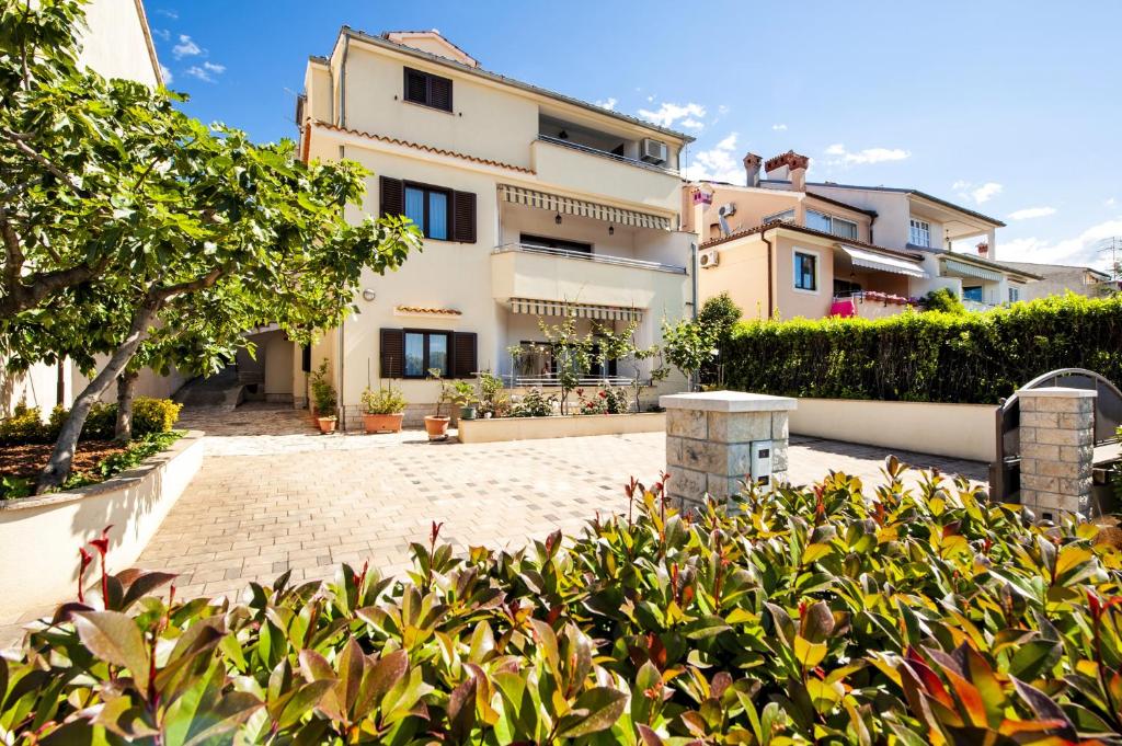 Apartments with parking space Rovinj - 25502