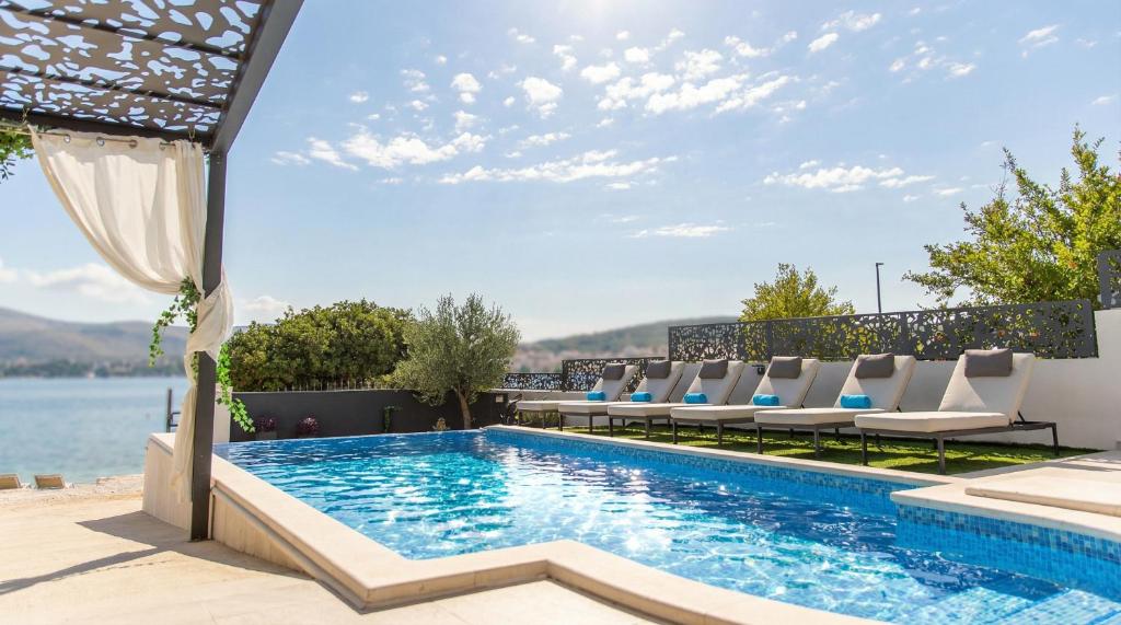 Deluxe Villa Palace Nera SEAFRONT 2 POOLS & SPA