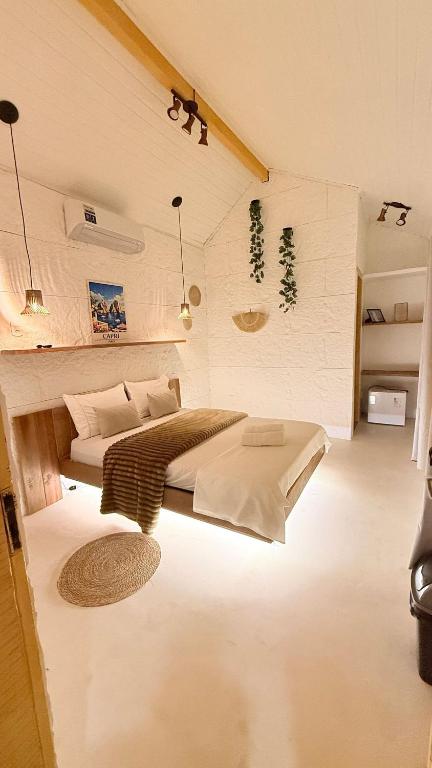 a bedroom with two beds in a room at Villa Dolce Mare in Arraial do Cabo