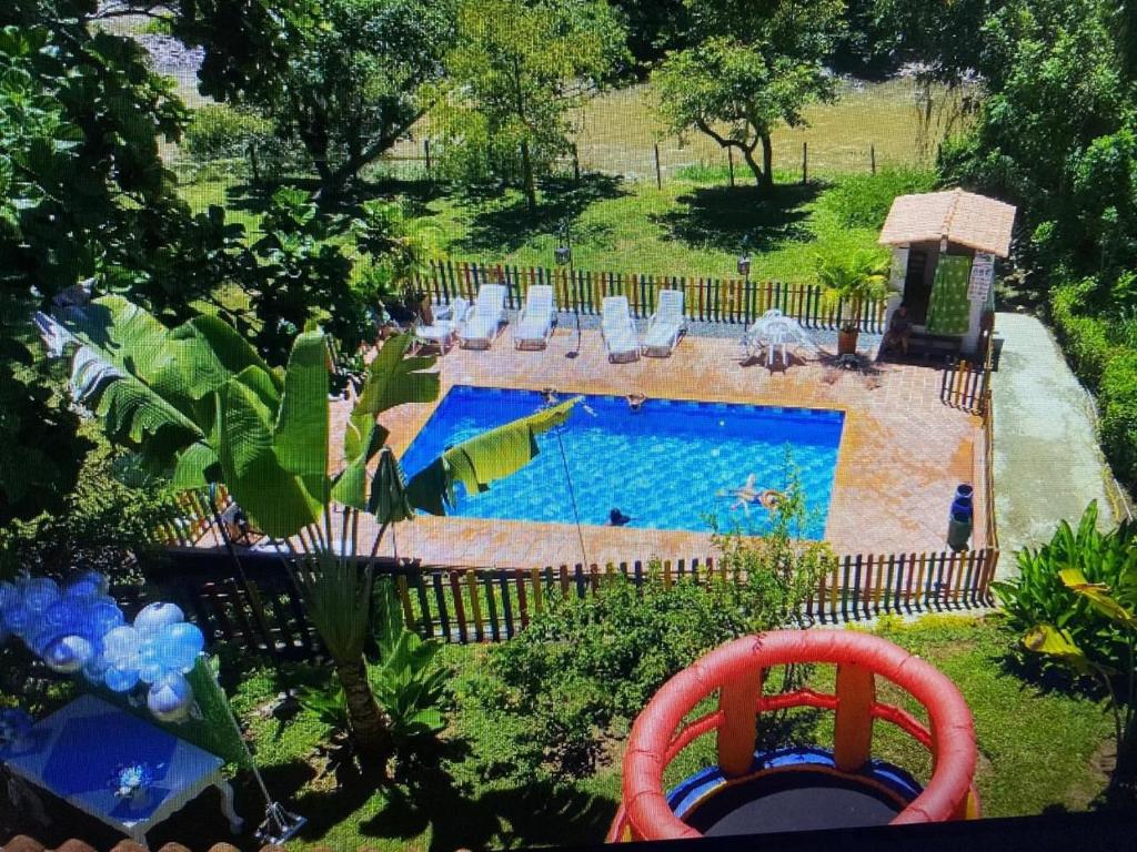 an overhead view of a swimming pool in a yard at Hotel Campestre Lucila in Estación El Salto