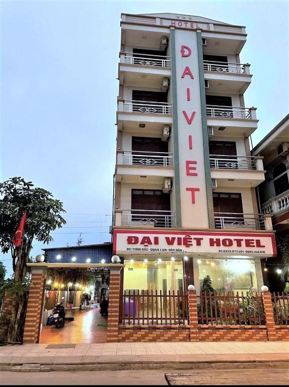 a building with a sign that reads dah wifi motel at Đại Việt Hotel in Làng Liễu
