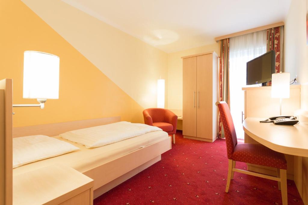 Postel nebo postele na pokoji v ubytování Hotel Restaurant Böck "Roter Hahn"