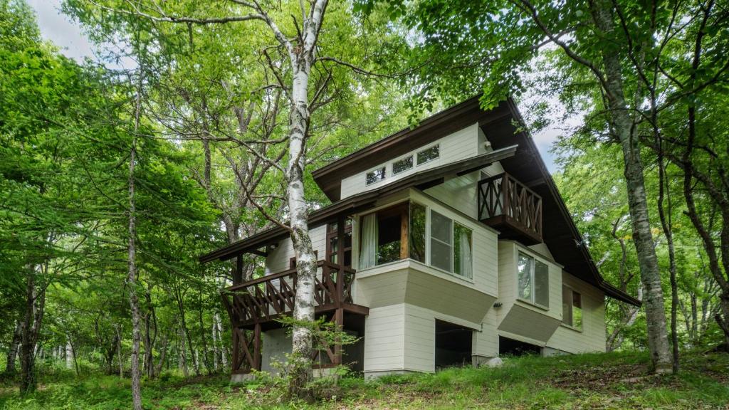 a house in the middle of the forest at Wan Wan Paradise Tateshina in Tateshina