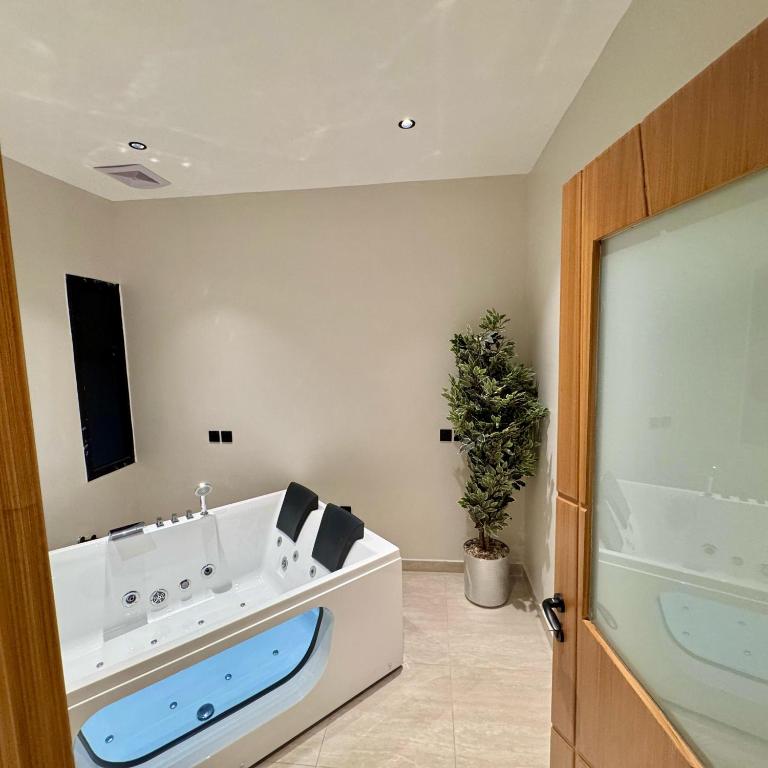 Gallery image of Ocean Bliss Jacuzzi - Sea View- Check-in in Al Khobar