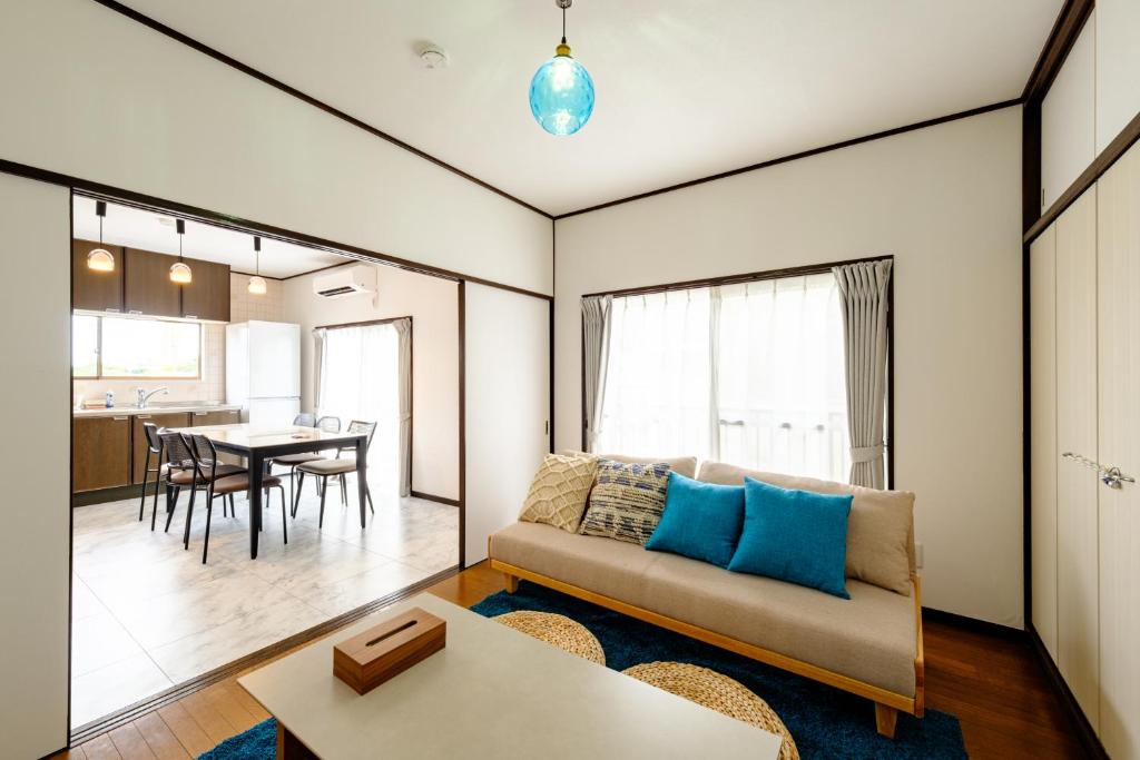 a living room with a couch and a table at 六鶴亭-ビーチ徒歩8分,スーパー徒歩2分,駅徒歩12分 in Manazuru