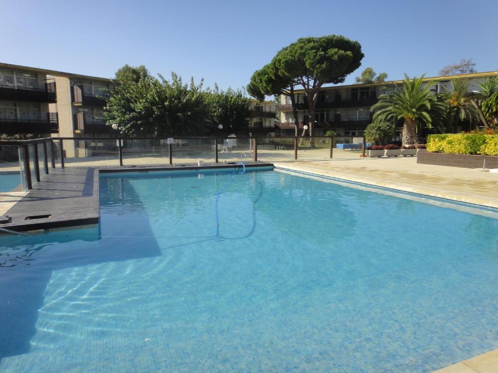 阿羅堡的住宿－Bertur Comtat Sant Jordi，大楼里的一个大型蓝色游泳池