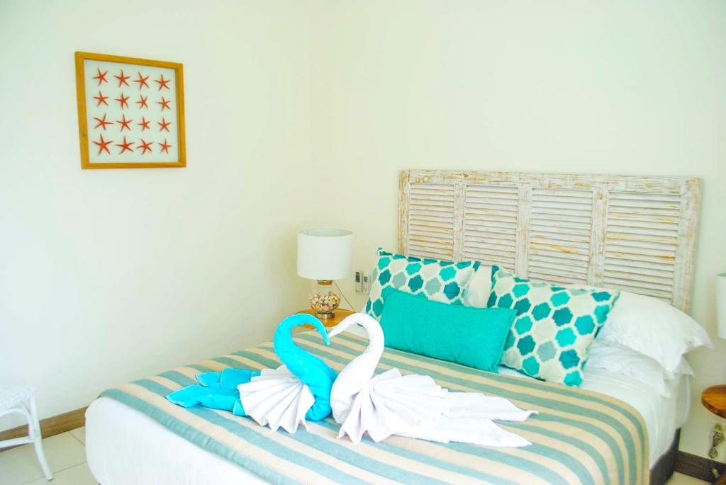 Postel nebo postele na pokoji v ubytování L'Escale 3 bedrooms Sea View and Beachfront Suite by Dream Escapes