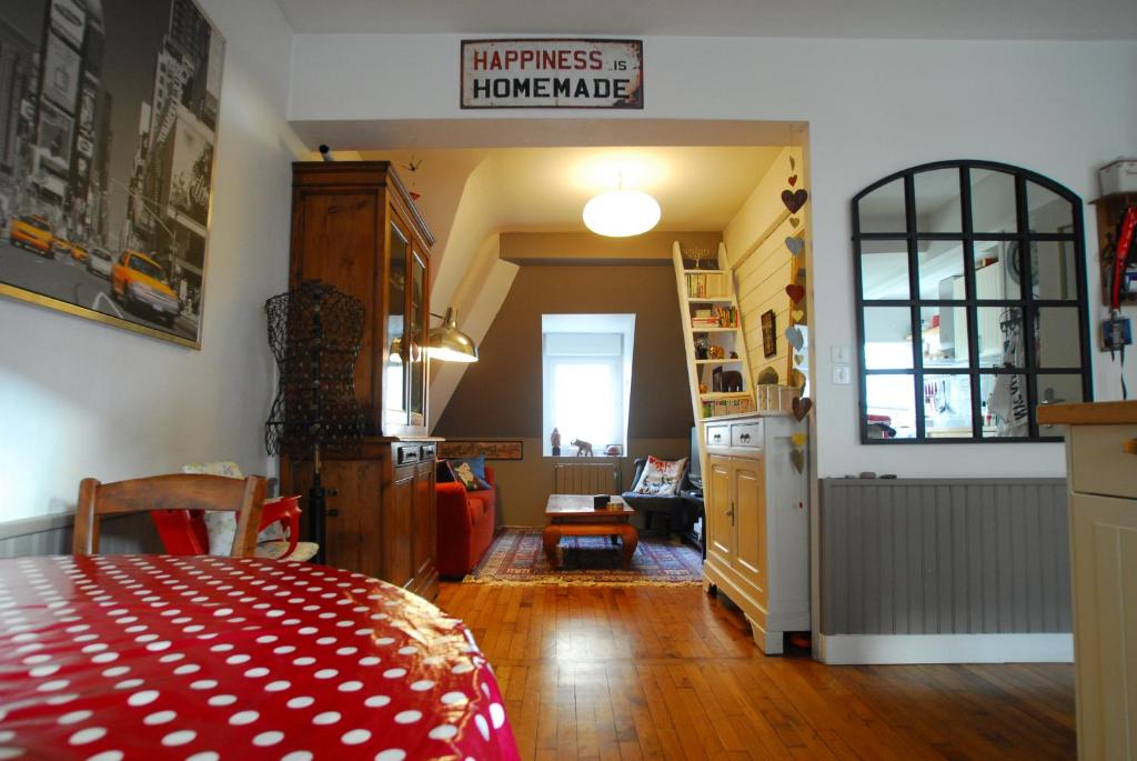 eine Küche und ein Wohnzimmer mit einem Tisch in der Unterkunft Saint-Malo Apartment in Saint-Malo