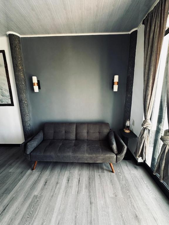 a couch sitting in a living room next to a wall at Casa Campamento in La Cueva