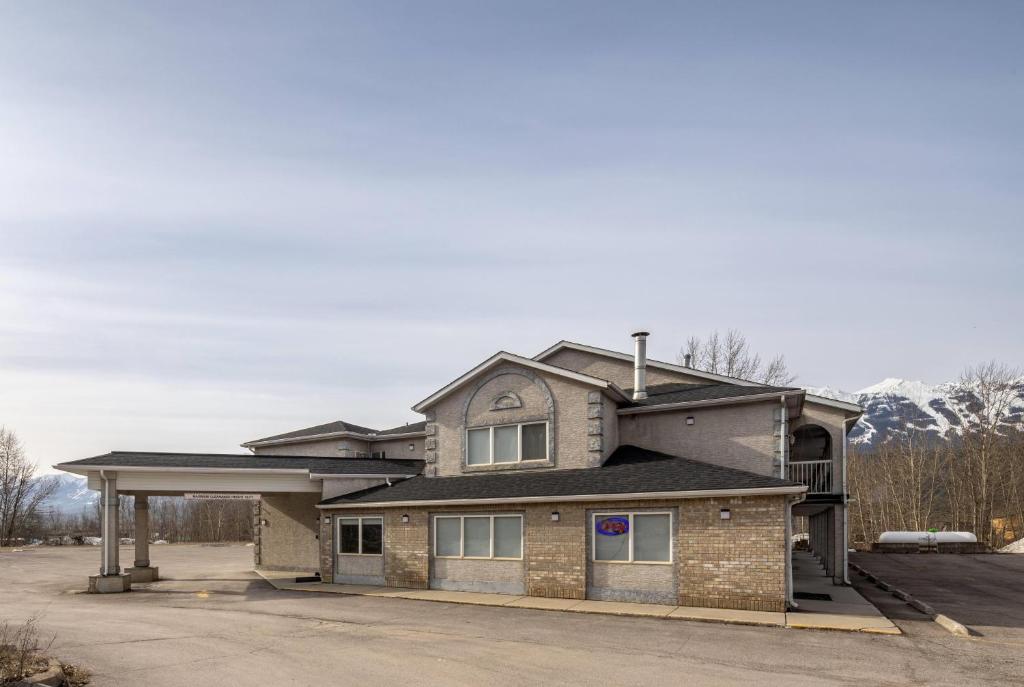 a house with a roof on top of it at Super 8 by Wyndham Golden in Golden