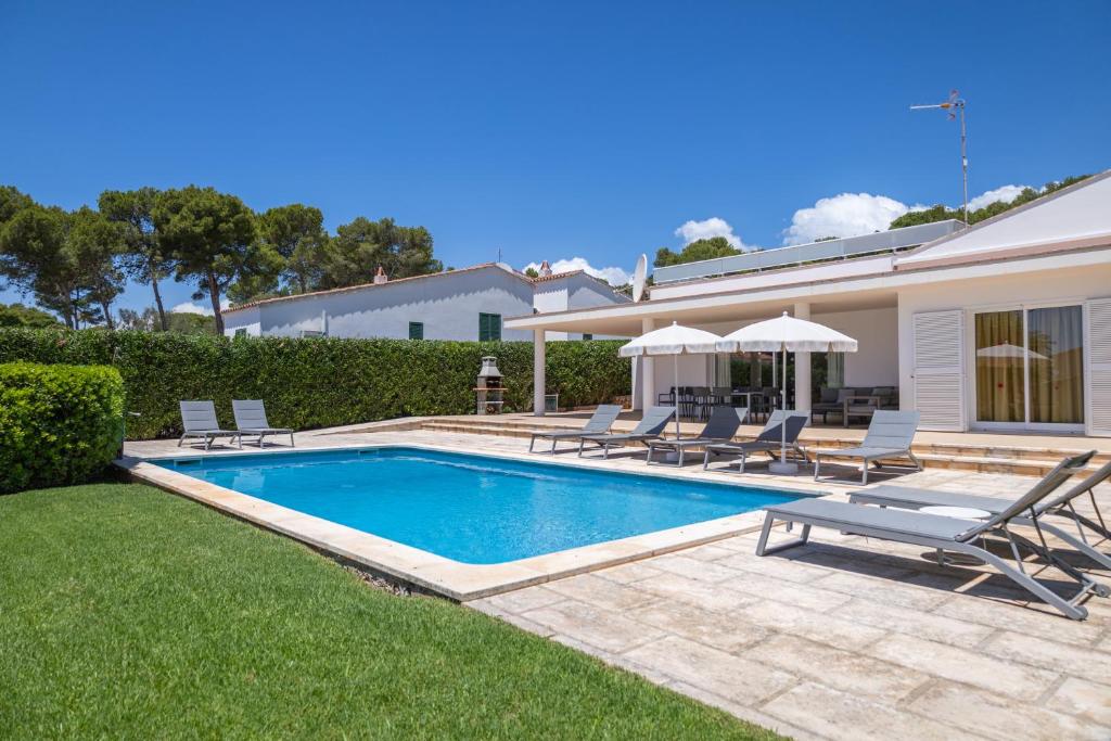 a swimming pool in the backyard of a house at Villa Santo Tomás - Loli in Santo Tomás