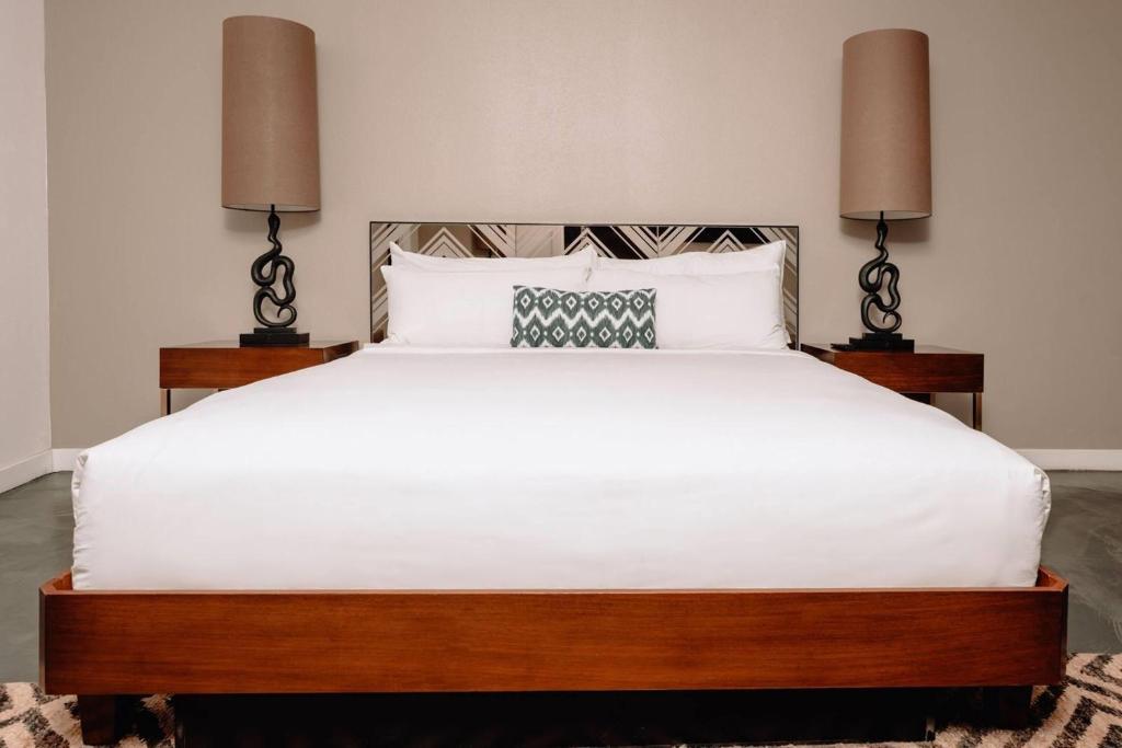 V Capri Palm Springs, a Dolce by Wyndham - Deluxe King Room With Pool View - Non-Smoking