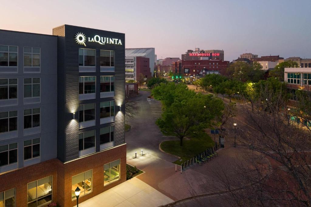La Quinta Inn & Suites by Wyndham Chattanooga Downtown/South photo