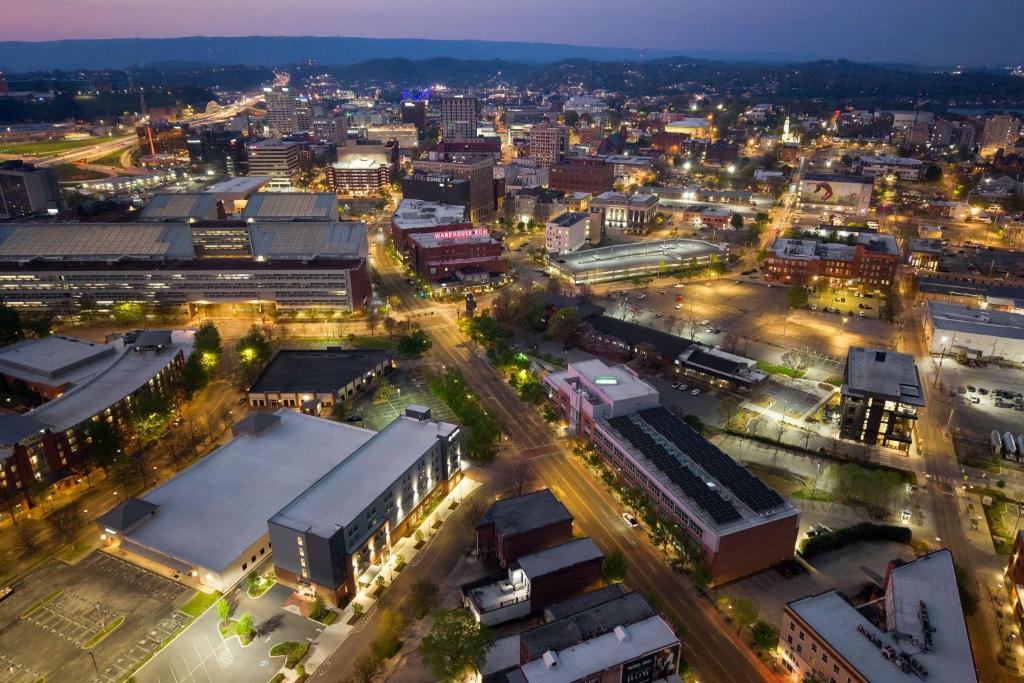 La Quinta Inn & Suites by Wyndham Chattanooga Downtown/South photo