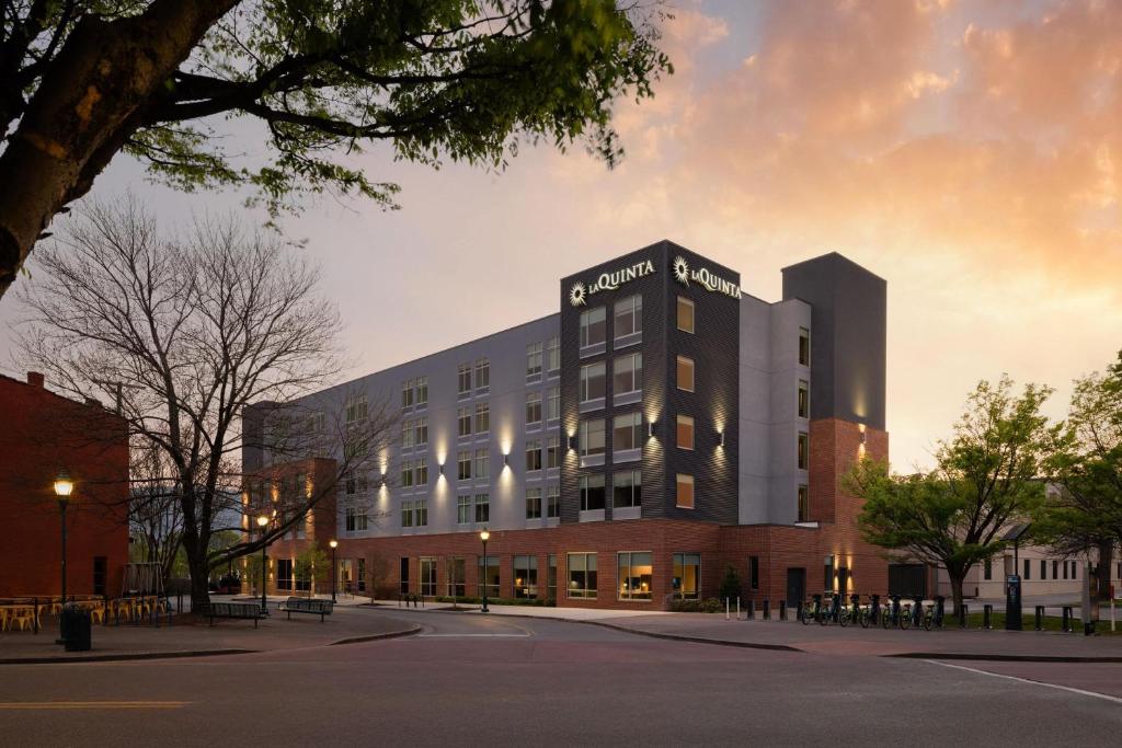 La Quinta Inn & Suites by Wyndham Chattanooga Downtown/South photo