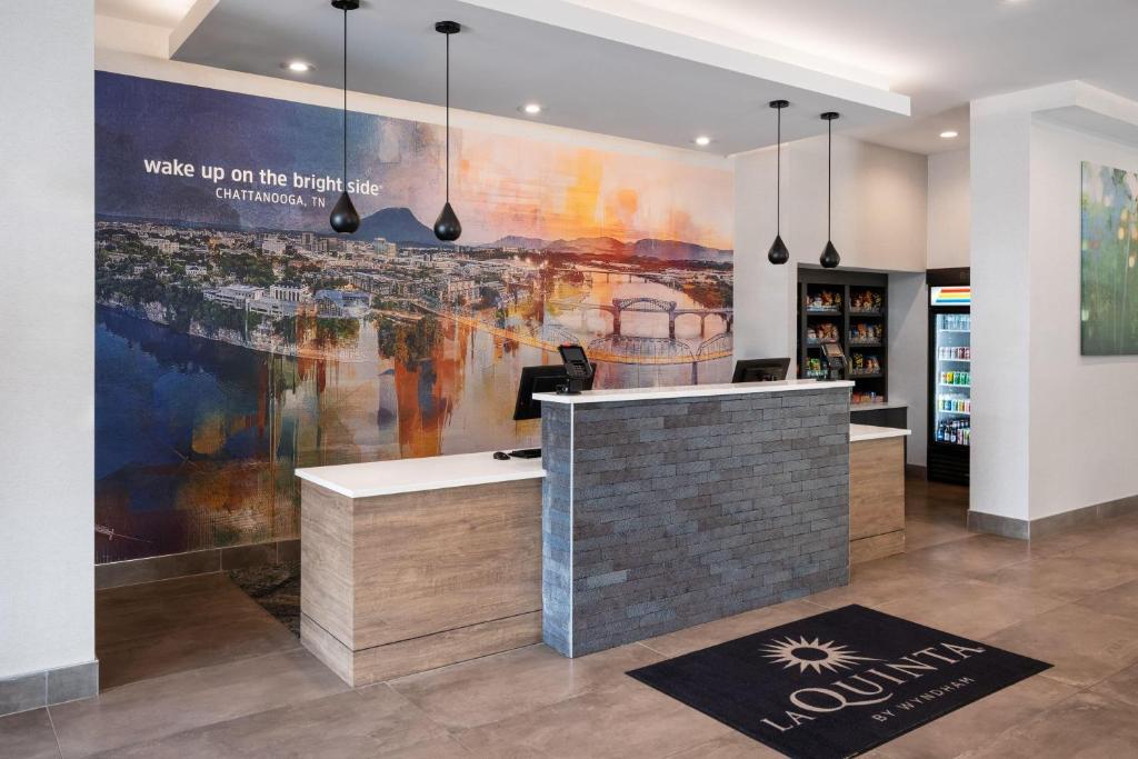 La Quinta Inn & Suites by Wyndham Chattanooga Downtown/South photo