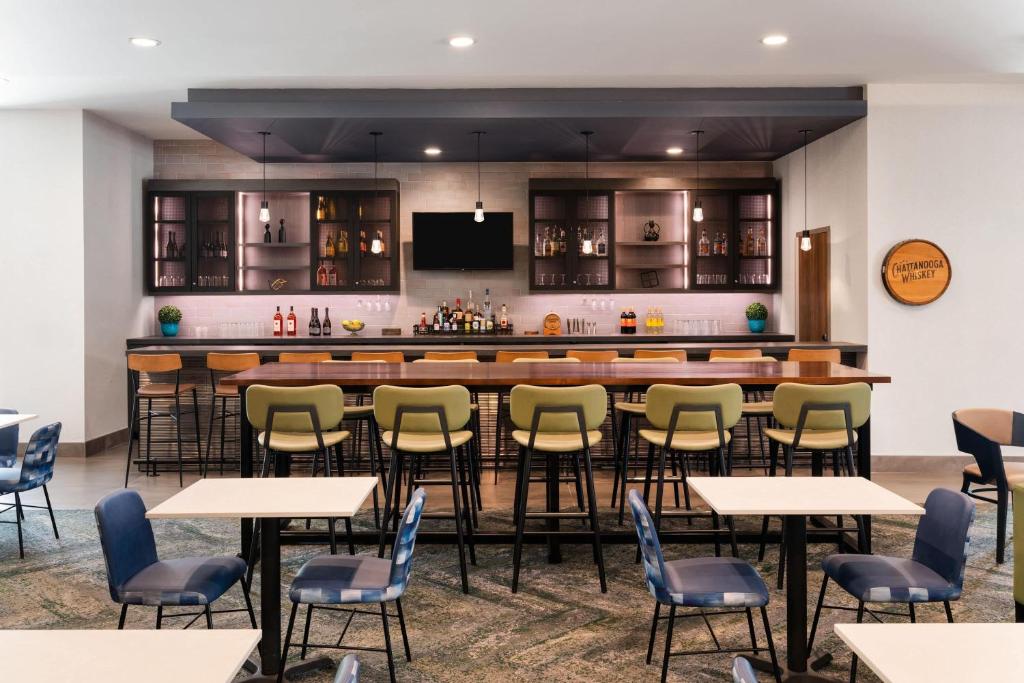 La Quinta Inn & Suites by Wyndham Chattanooga Downtown/South photo